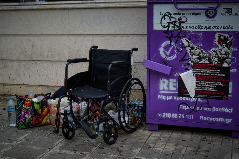 Νεκρός άνδρας σε κάδο ανακύκλωσης ρούχων στη Γλυφάδα – Μπήκε για να πάρει ρούχα και εγκλωβίστηκε