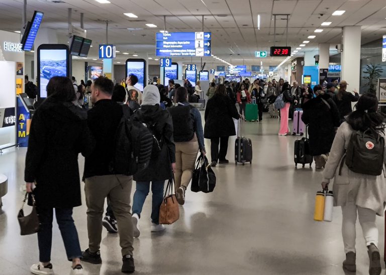 Ταλαιπωρίας συνέχεια για εκατοντάδες ταξιδιώτες στο «Ελ. Βενιζέλος»