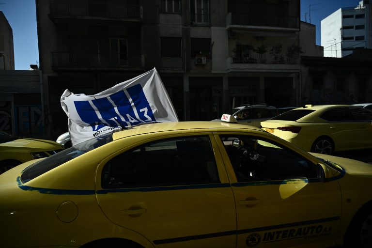 Κόντρα ταξί με οδηγούς βαν – Προειδοποιητική απεργία του ΣΑΤΑ στις 9 και 10 Σεπτεμβρίου
