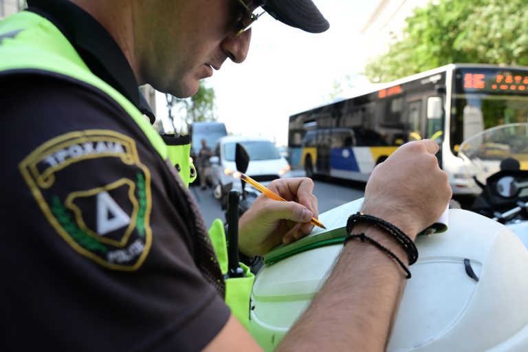 Περισσότεροι από 14.000 έλεγχοι της Τροχαίας στην Αττική για την εφαρμογή του νέου ΚΟΚ