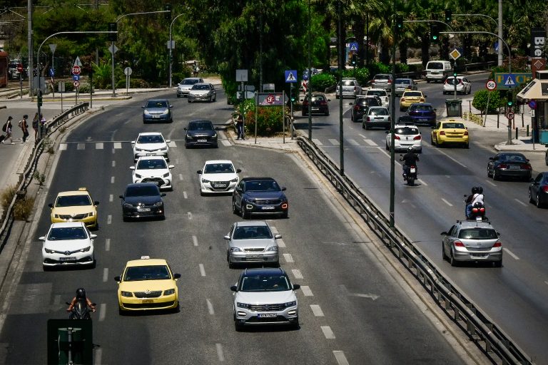 Τα «παράξενα» του νέου ΚΟΚ – Από τις σακούλες και τα μπουφάν μέχρι τον καφέ στο χέρι