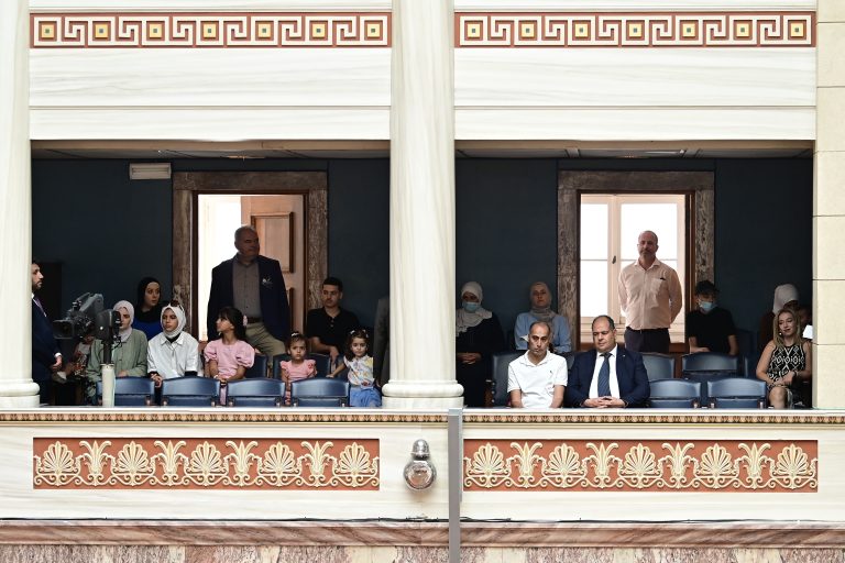 Στη Βουλή παιδιά από τη Γάζα, αναλαμβάνει έξοδα νοσηλείας και παροχής προσθετικών μελών