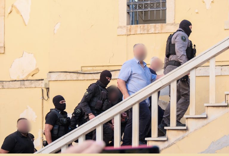 Εγκληματική οργάνωση στα Χανιά: Προφυλακίστηκαν 14 από τους κατηγορούμενους, μαραθώνιες οι απολογίες τους – Νέα ένταλμα σύλληψης για τα δύο αδέλφια που φέρονται ως «εγκέφαλοι»