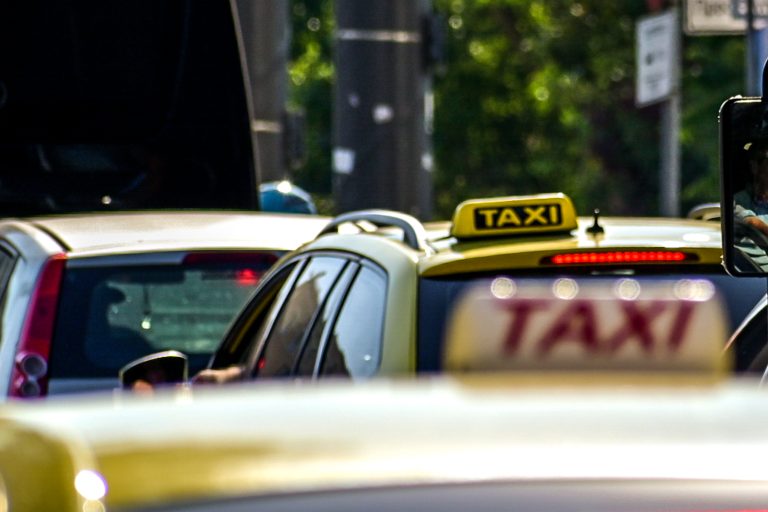 Ταξί: «Χειρόφρενο» έως τις 6 το πρωί της Πέμπτης 11/9 – Ειδική σήμανση στα ταξί «επιφυλακής»