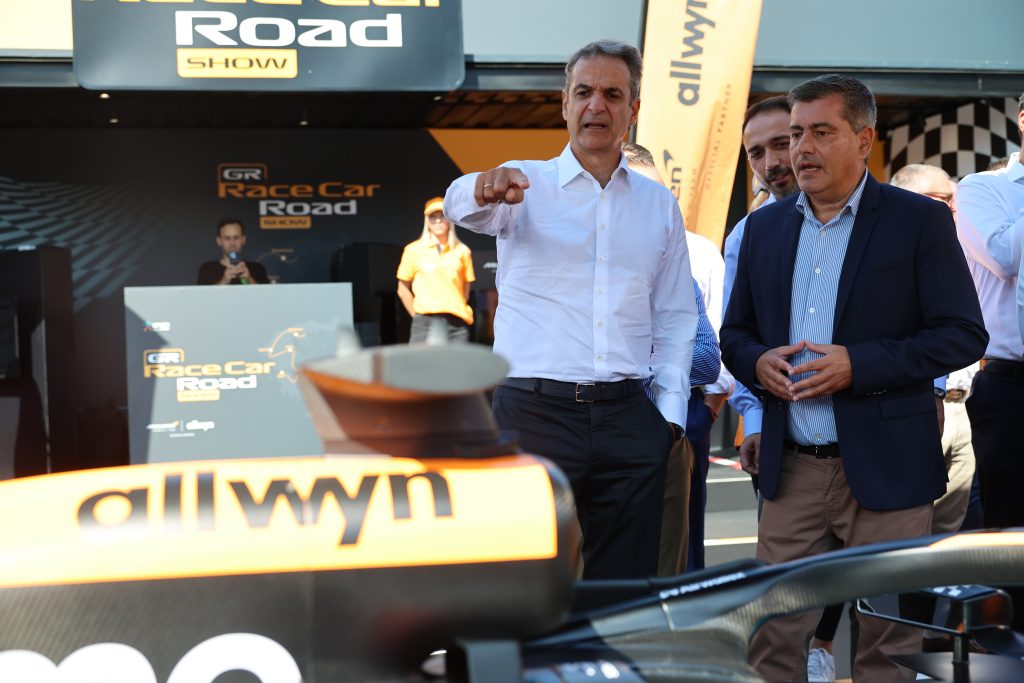 ΔΕΘ: Το supercar της McLaren τράβηξε το ενδιαφέρον του πρωθυπουργού (φωτογραφίες-βίντεο)
