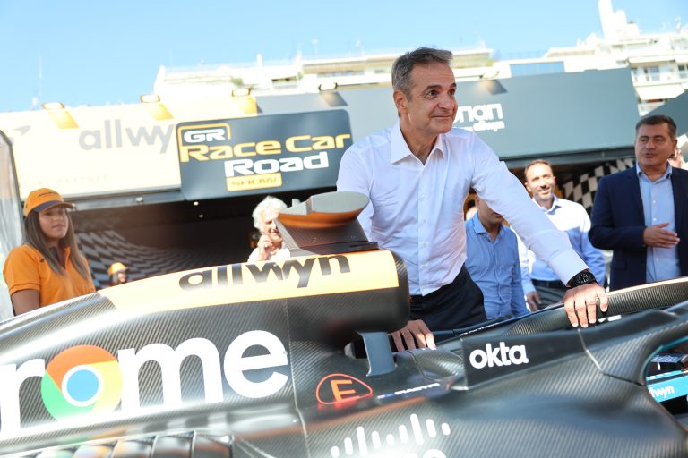 ΔΕΘ: Το supercar της McLaren τράβηξε το ενδιαφέρον του πρωθυπουργού (φωτογραφίες-βίντεο)