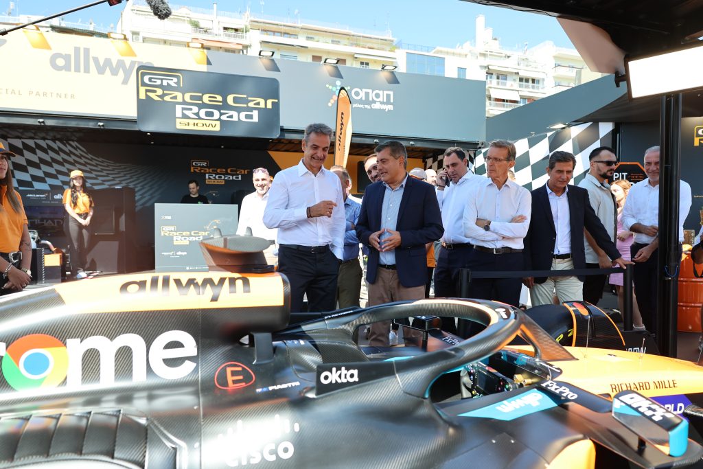 ΔΕΘ: Το supercar της McLaren τράβηξε το ενδιαφέρον του πρωθυπουργού (φωτογραφίες-βίντεο)