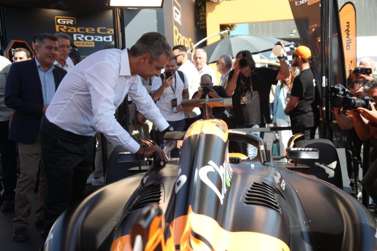 H βόλτα του Πρωθυπουργού στο περίπτερο της Formula 1 και η φανέλα της Εθνικής μπάσκετ με το όνομά του