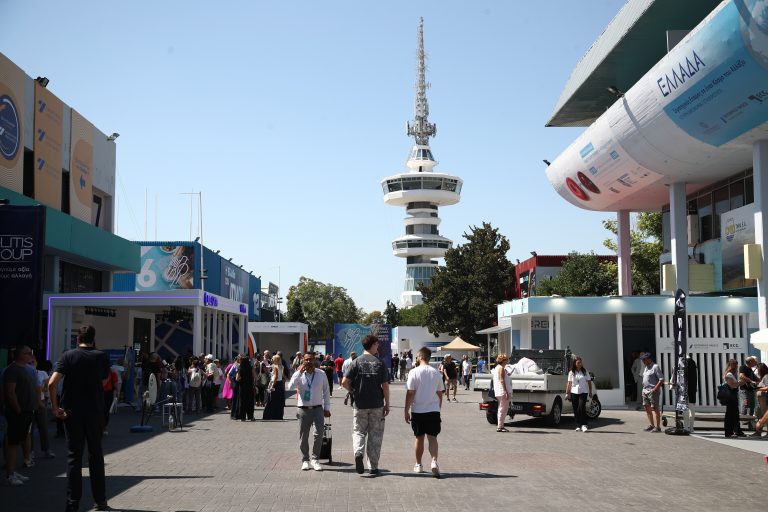 «Τέλος σεναριολογίας – προτεραιότητα στο κυβερνητικό έργο» – Η υλοποίηση του πακέτου της ΔΕΘ και οι επικρίσεις της αντιπολίτευσης