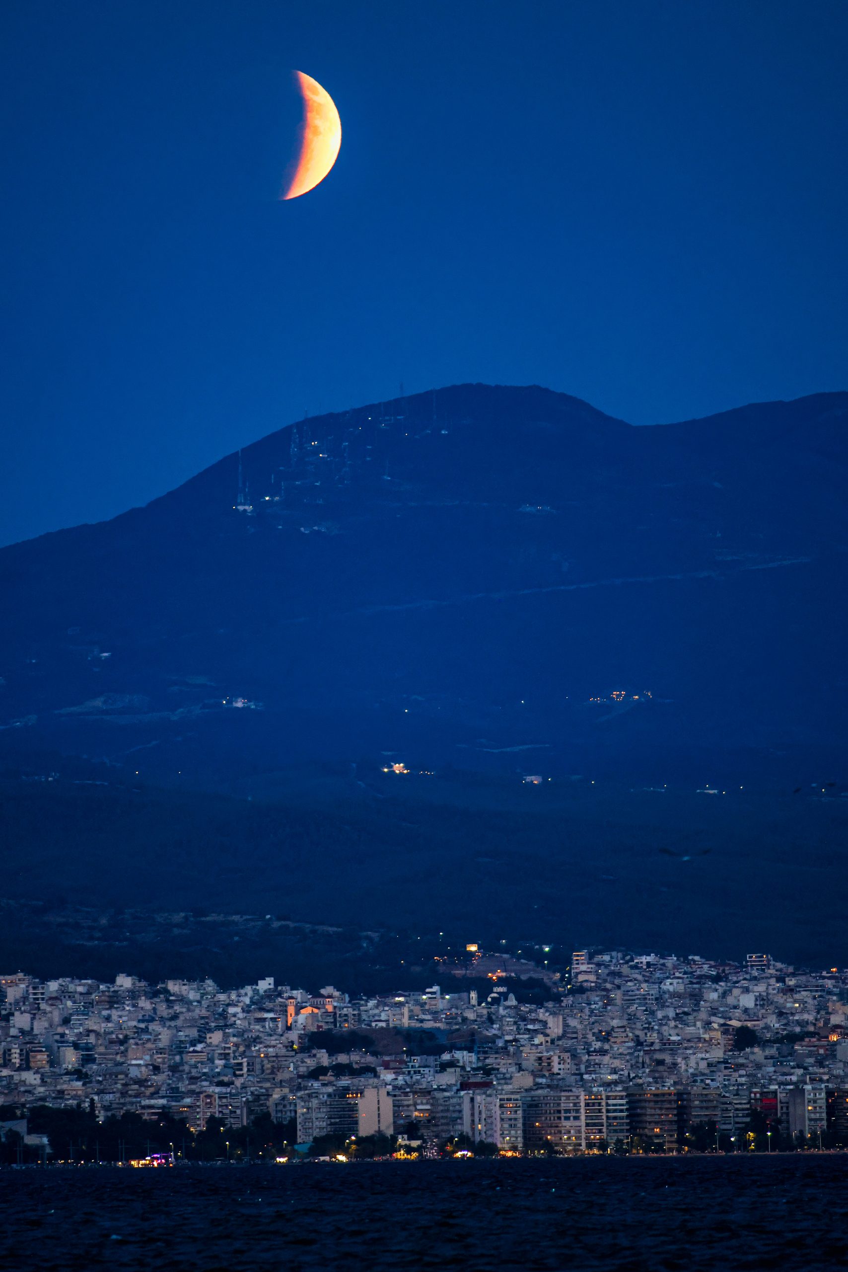 ΟΛΙΚΗ ΣΕΛΗΝΙΑΚΗ ΕΚΛΕΙΨΗ: ΤΟ «ΜΑΤΩΜΕΝΟ ΦΕΓΓΑΡΙ» ΣΤΗΝ ΘΕΣΣΑΛΟΝΙΚΗ Εντυπωσιακές εικόνες του «ματωμένου φεγγαριού» από όλο τον κόσμο