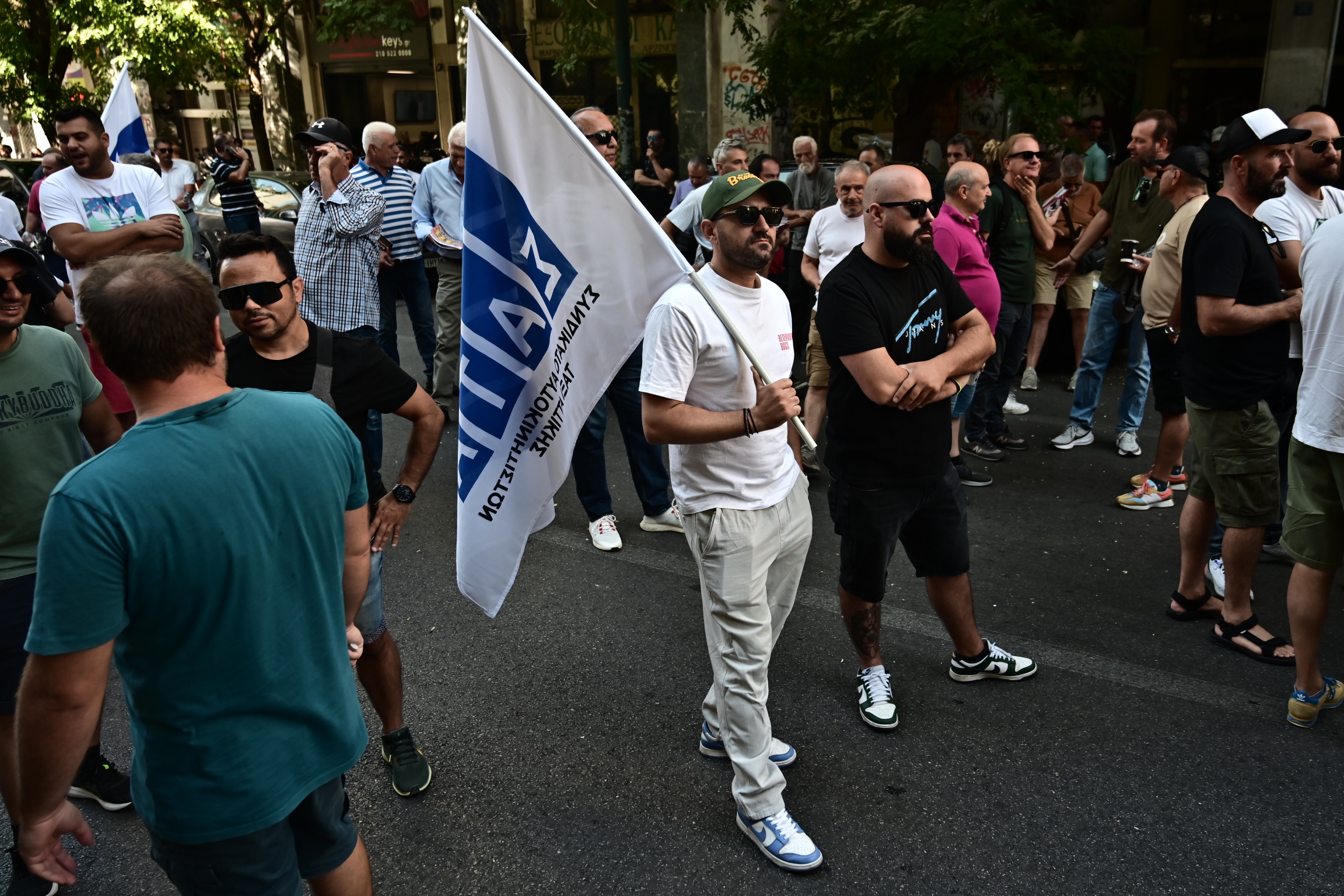 Με κινητοποίηση στους δρόμους της Αθήνας η πρώτη ημέρα της απεργίας των οδηγών ταξί