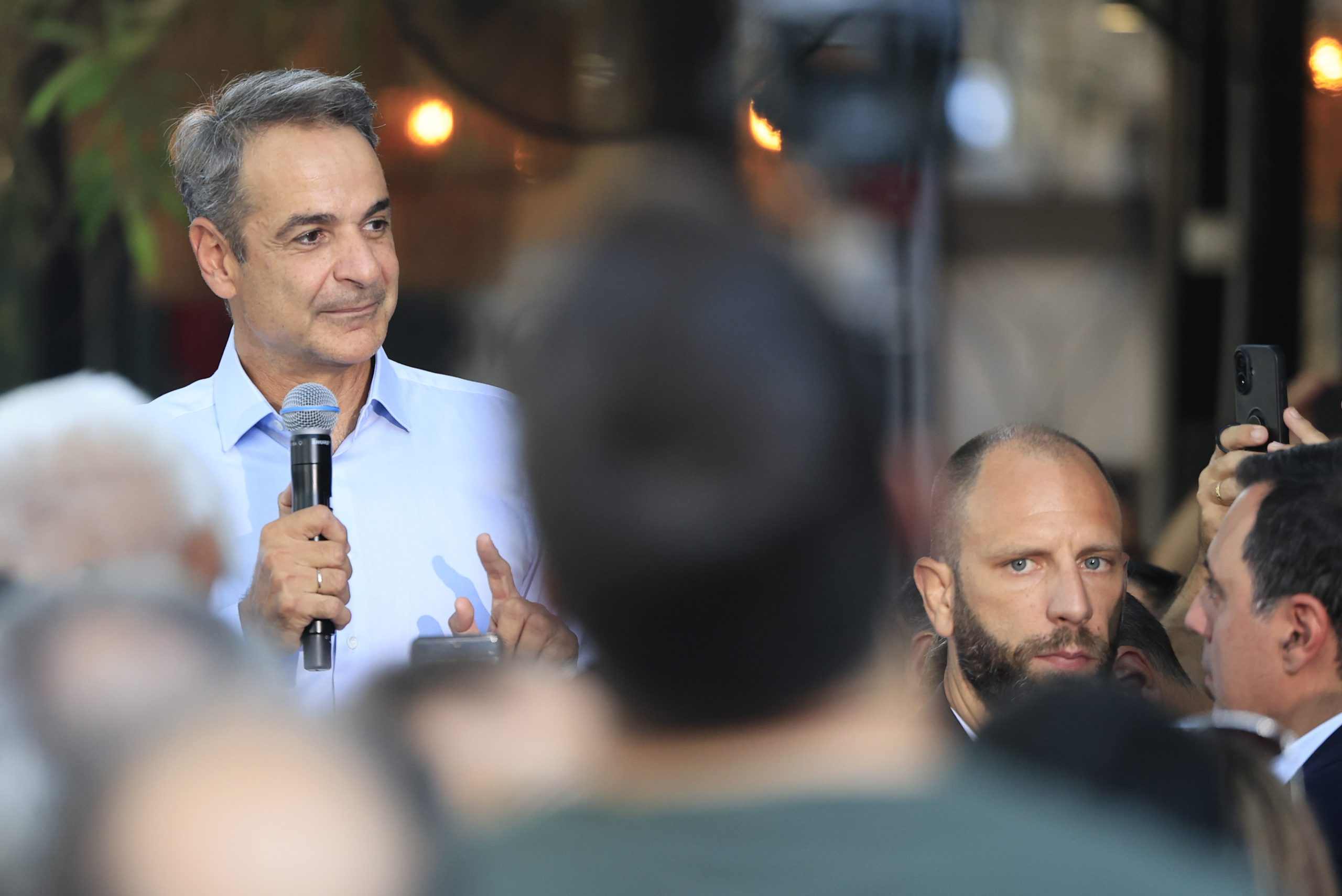 [380237] ΕΠΙΣΚΕΨΗ ΤΟΥ ΠΡΩΘΥΠΟΥΡΓΟΥ ΚΥΡΙΑΚΟΥ ΜΗΤΣΟΤΑΚΗ ΣΤΟ ΧΑΔΑΡΙ ΚΑΙ ΣΥΝΟΜΙΛΙΑ ΜΕ ΠΟΛΙΤΕΣ (ΓΙΩΡΓΟΣ ΚΟΝΤΑΡΙΝΗΣ /EUROKINISSI)