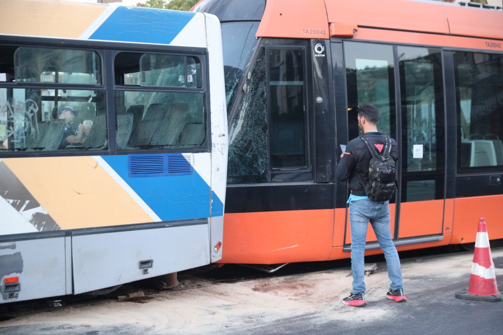 Σύγκρουση τραμ με λεωφορείο στον Πειραιά – Τουλάχιστον 23 ελαφρά τραυματίες