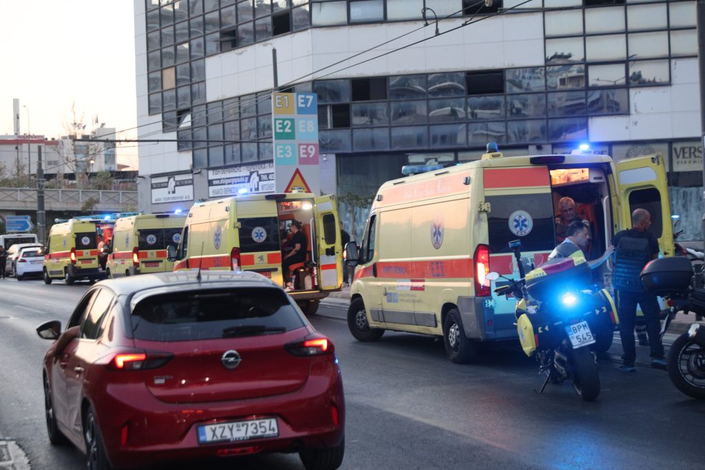 Σύγκρουση τραμ με λεωφορείο στον Πειραιά – Τουλάχιστον 23 ελαφρά τραυματίες