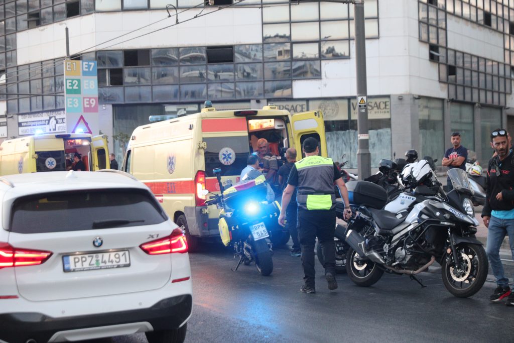 Σύγκρουση τραμ με λεωφορείο στον Πειραιά – Τουλάχιστον 23 ελαφρά τραυματίες