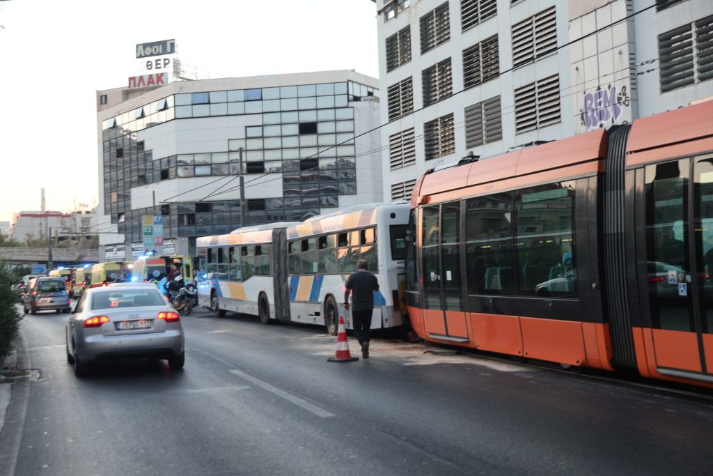 Σύγκρουση τραμ με λεωφορείο στον Πειραιά – Τουλάχιστον 23 ελαφρά τραυματίες
