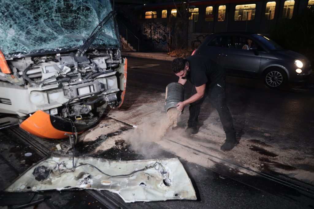 Σύγκρουση τραμ με λεωφορείο στον Πειραιά – Τουλάχιστον 23 ελαφρά τραυματίες