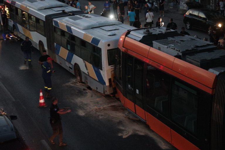 Σύγκρουση τραμ με λεωφορείο στον Πειραιά – Τουλάχιστον 23 ελαφρά τραυματίες