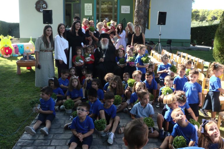 «Πρώτο κουδούνι» σε όλα τα σχολεία: Το ERTnews «ταξίδεψε» από τη μια άκρη της Ελλάδας στην άλλη – Τα μηνύματα των πολιτικών αρχηγών