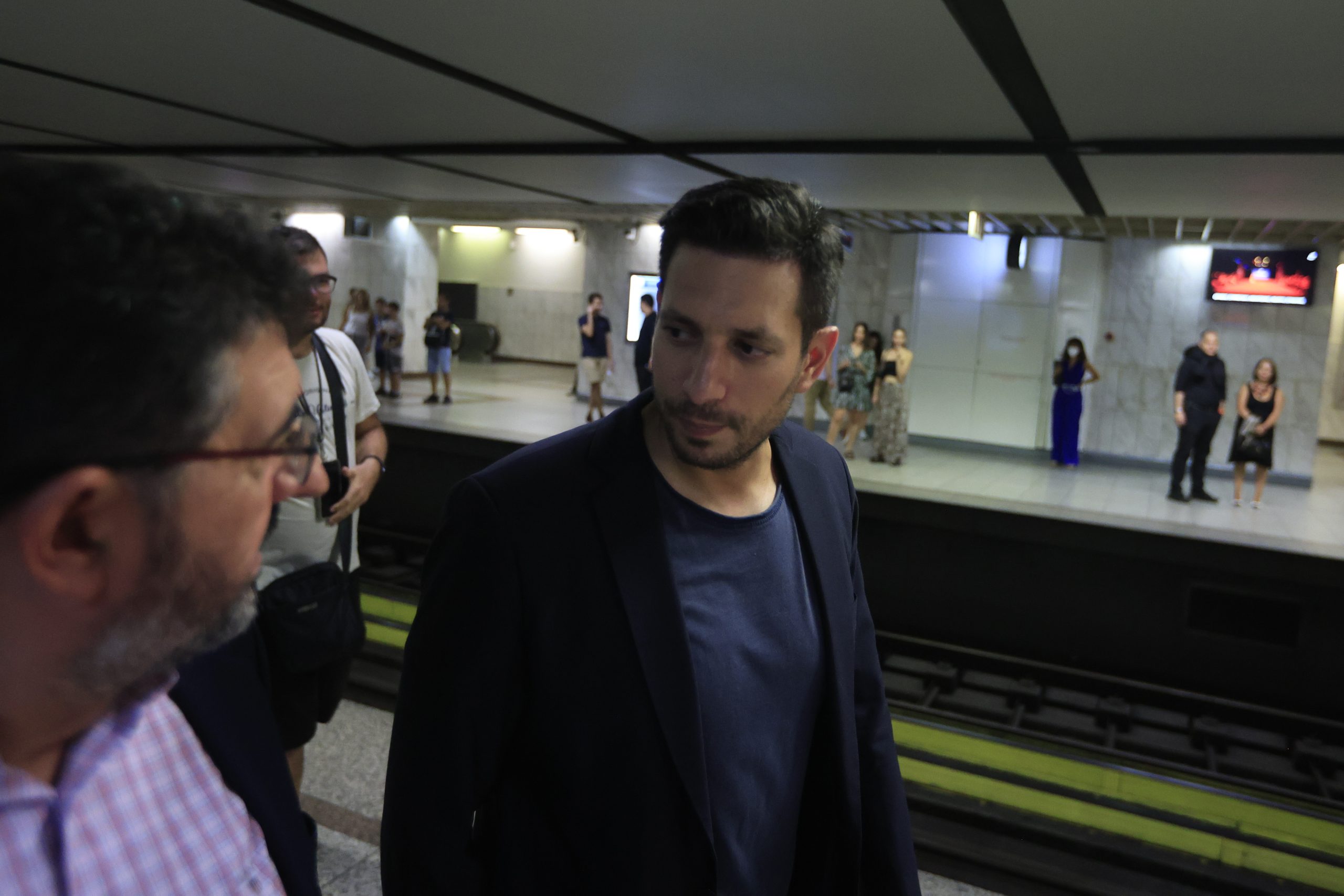 Πλήθος κόσμου στην πρεμιέρα της 24ωρης λειτουργίας του μετρό – Κ. Κυρανάκης: «Οι νέοι θα γυρίζουν με ασφάλεια στο σπίτι τους από τη διασκέδαση»