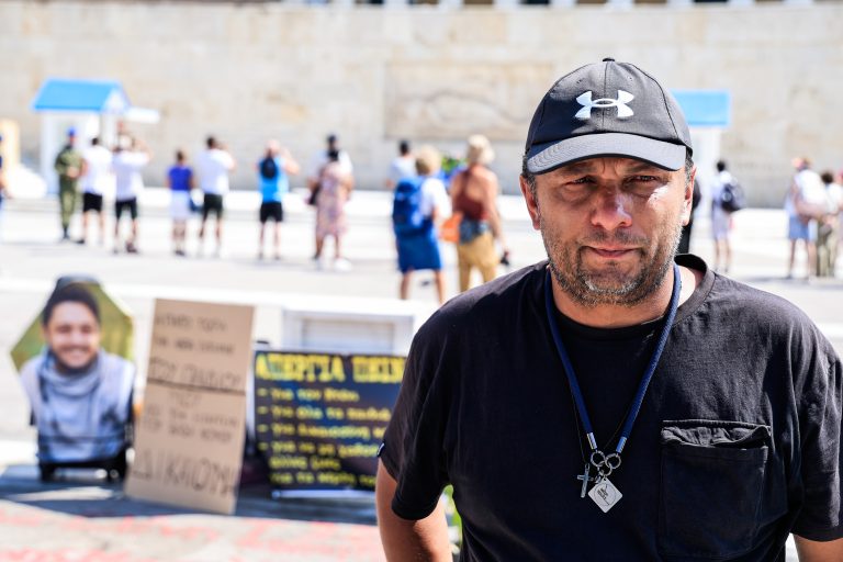 Τέμπη: Συνεχίζει την απεργία πείνας και δίψας ο πατέρας του Ντένι Ρούτσι που έχασε τη ζωή του στο σιδηροδρομικό δυστύχημα