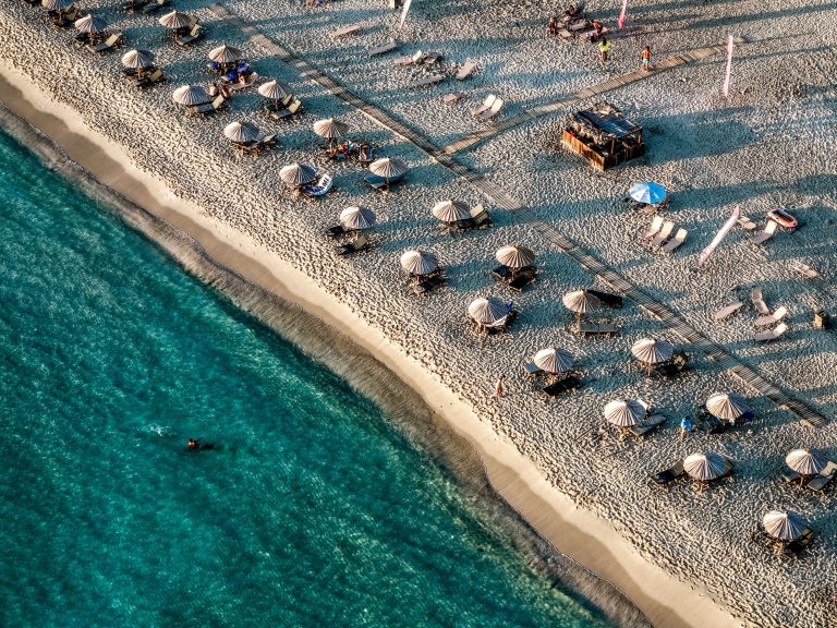 Έσοδα ρεκόρ για τον τουρισμό: Ξεπέρασαν τα 12 δισ. ευρώ το επτάμηνο Ιανουαρίου – Ιουλίου 2025