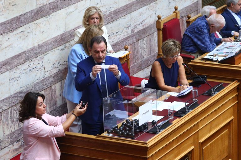 Βουλή: Κληρώθηκαν τα μέλη του Δικαστικού Συμβουλίου για την υπόθεση Καραμανλή σχετικά με την τραγωδία στα Τέμπη