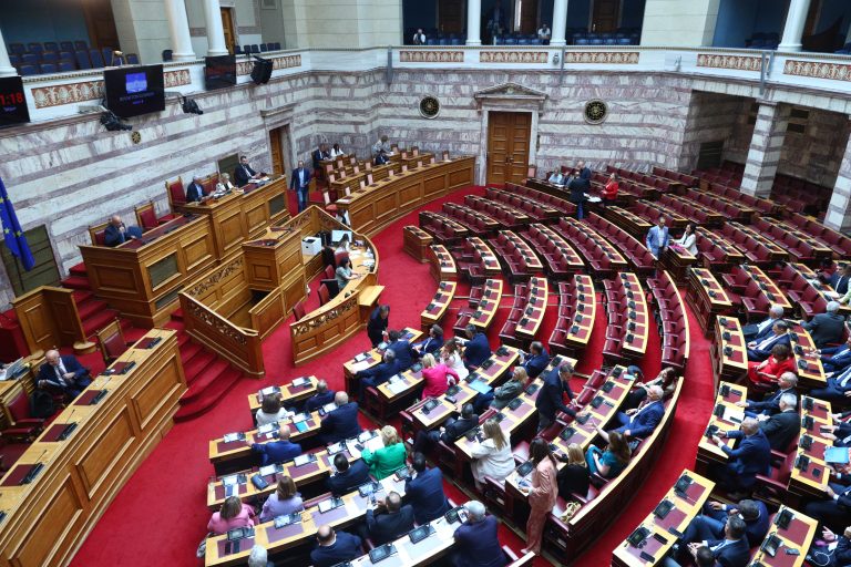 Ομοβροντία πυρών από την αντιπολίτευση με επίκεντρο ΟΠΕΚΕΠΕ και οικονομία