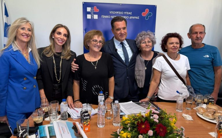 Επίσκεψη συμφιλίωσης στο νοσοκομείο Δράμας – Ο Άδωνις Γεωργιάδης έγινε δεκτός με λουλούδια