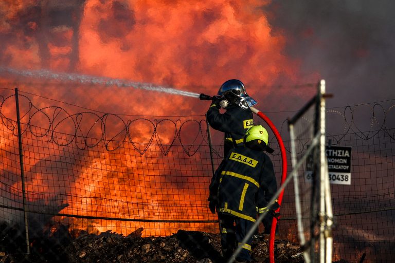 Οριοθετημένη η φωτιά στο Μενίδι – Εκτεταμένες καταστροφές σε επιχειρήσεις