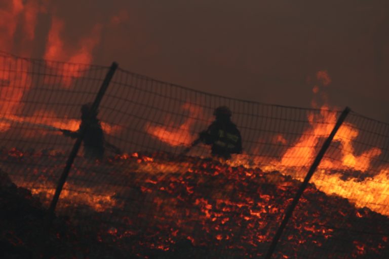 Δύσκολη νύχτα με τις φλόγες στο Μενίδι: Μαίνεται η φωτιά στο εργοστάσιο ξυλείας, κάηκε ολοσχερώς βιοτεχνία υποδημάτων