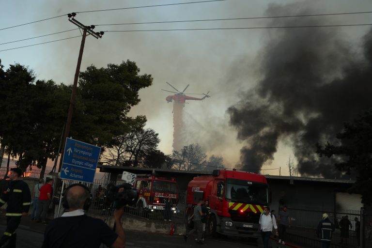 Μενίδι: Οριοθετημένη η φωτιά – Eκτεταμένες καταστροφές σε επιχειρήσεις και αποπνικτική ατμόσφαιρα