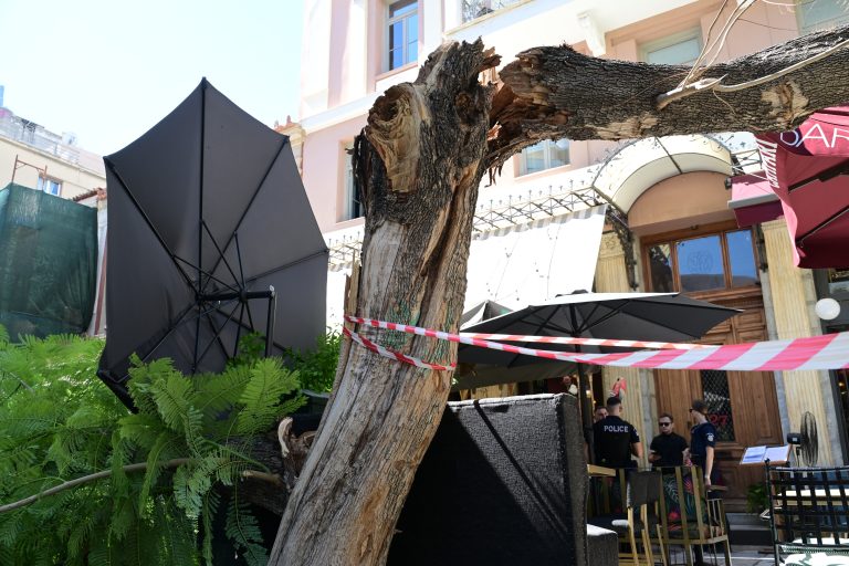 Πτώση δέντρου στο κέντρο της Αθήνας – Δύο τραυματίες (φωτογραφίες)