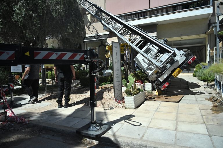 Γλυφάδα: Γερανοφόρο όχημα προσέκρουσε σε καφετέρια – Δεν υπάρχουν τραυματίες