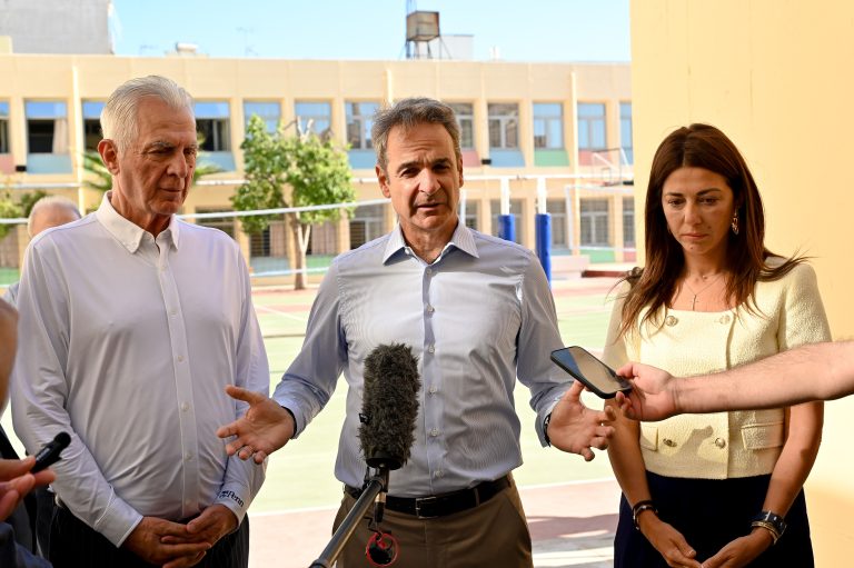 Επίσκεψη Μητσοτάκη σε Ωνάσειο σχολείο στο Περιστέρι: Η κυβέρνησή μας επενδύει συστηματικά στη δημόσια παιδεία