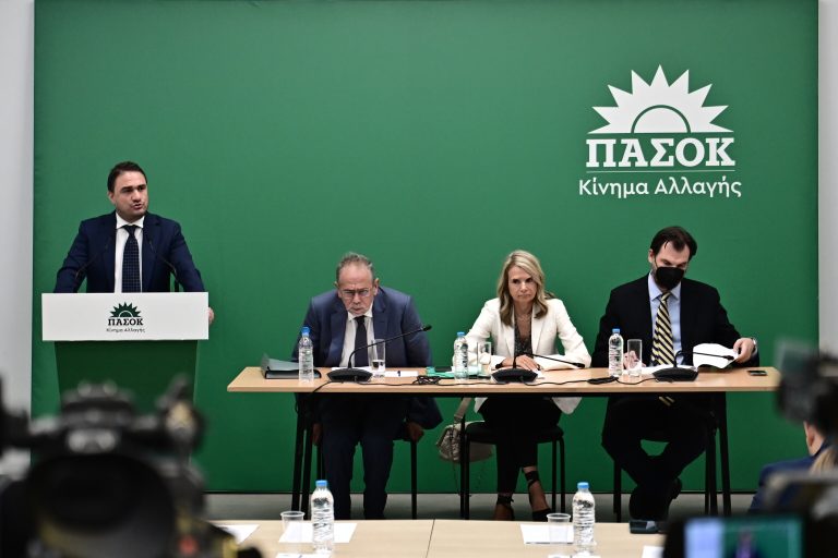 Live η συνέντευξη Τύπου του ΠΑΣΟΚ για ρύθμιση οφειλών, δανειολήπτες και Funds