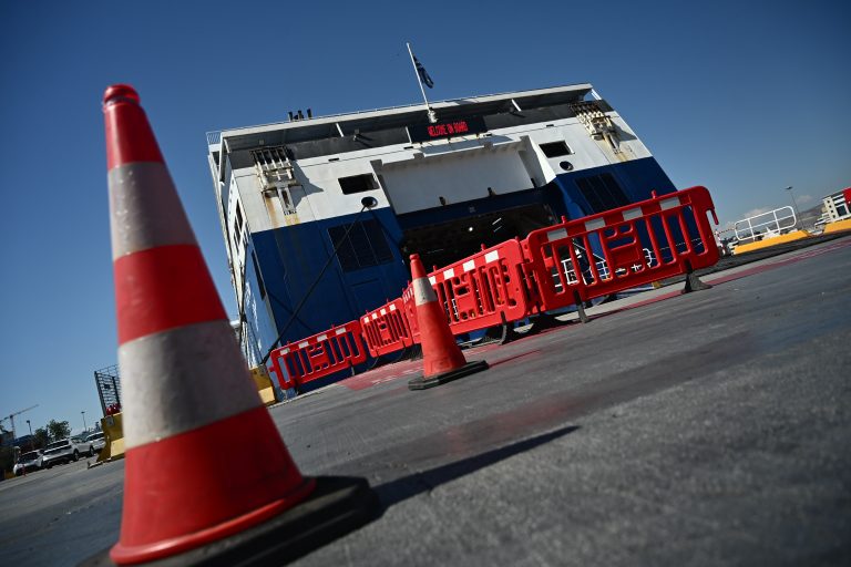 Aπεργιακή κινητοποίηση στα πλοία της ακτοπλοΐας από δύο ναυτεργατικά σωματεία μετά τον θάνατο 20χρονου ναυτεργάτη στο «Blue Star Χίος»