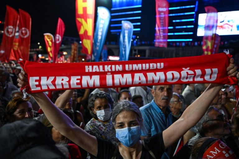 Κωνσταντινούπολη: Η τουρκική αστυνομία απέκλεισε τα κεντρικά γραφεία της αντιπολίτευσης και περιόρισε την πρόσβαση σε μέσα κοινωνικής δικτύωσης
