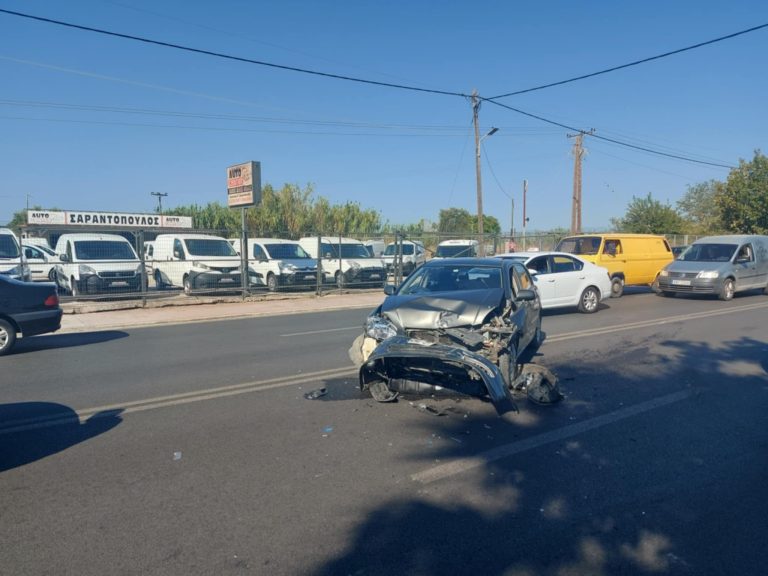 Καλαμάτα: Σφοδρή σύγκρουση οχημάτων στο Ασπρόχωμα – Τραυματίστηκε σοβαρά ένας ηλικιωμένος