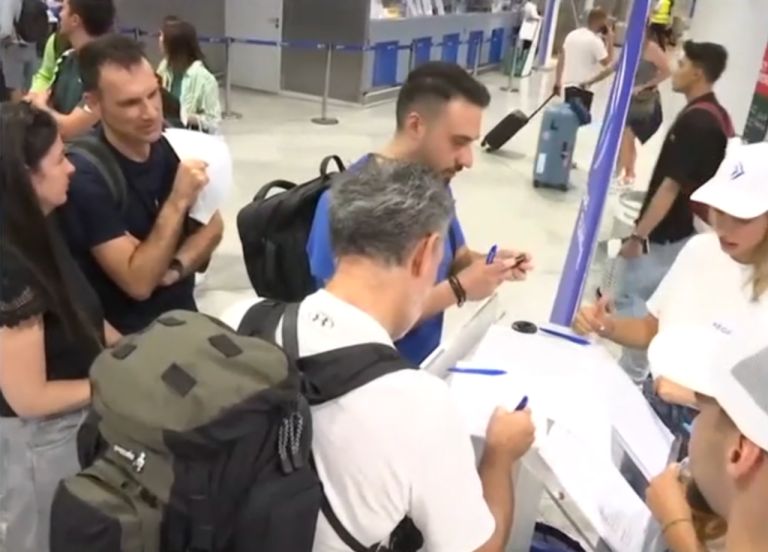 Θεσσαλονίκη: Έλληνες φίλαθλοι αναχώρησαν για Ρίγα από το αεροδρόμιο “Μακεδονία” για να βρεθούν στο πλευρό της Εθνικής
