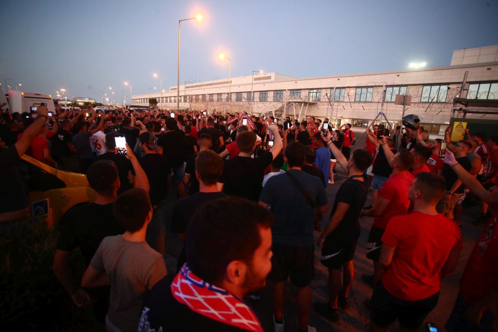 «Πανδαιμόνιο» από οπαδούς του Ολυμπιακού στο «Ελ. Βενιζέλος» εν αναμονή της άφιξης Ποντένσε