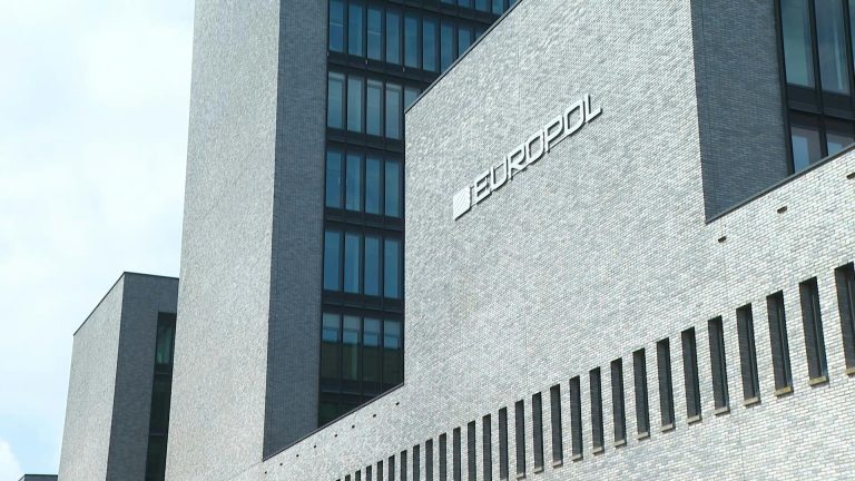Eurojust: Εξαρθρώθηκε πανευρωπαϊκό κύκλωμα απάτης με κρυπτονομίσματα – Στα 100 εκ. ευρώ η λεία τους