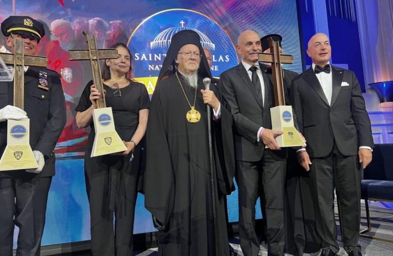 Οι “Φίλοι του Αγίου Νικολάου” τίμησαν τα σώματα ασφαλείας παρουσία του Οικουμενικού Πατριάρχη