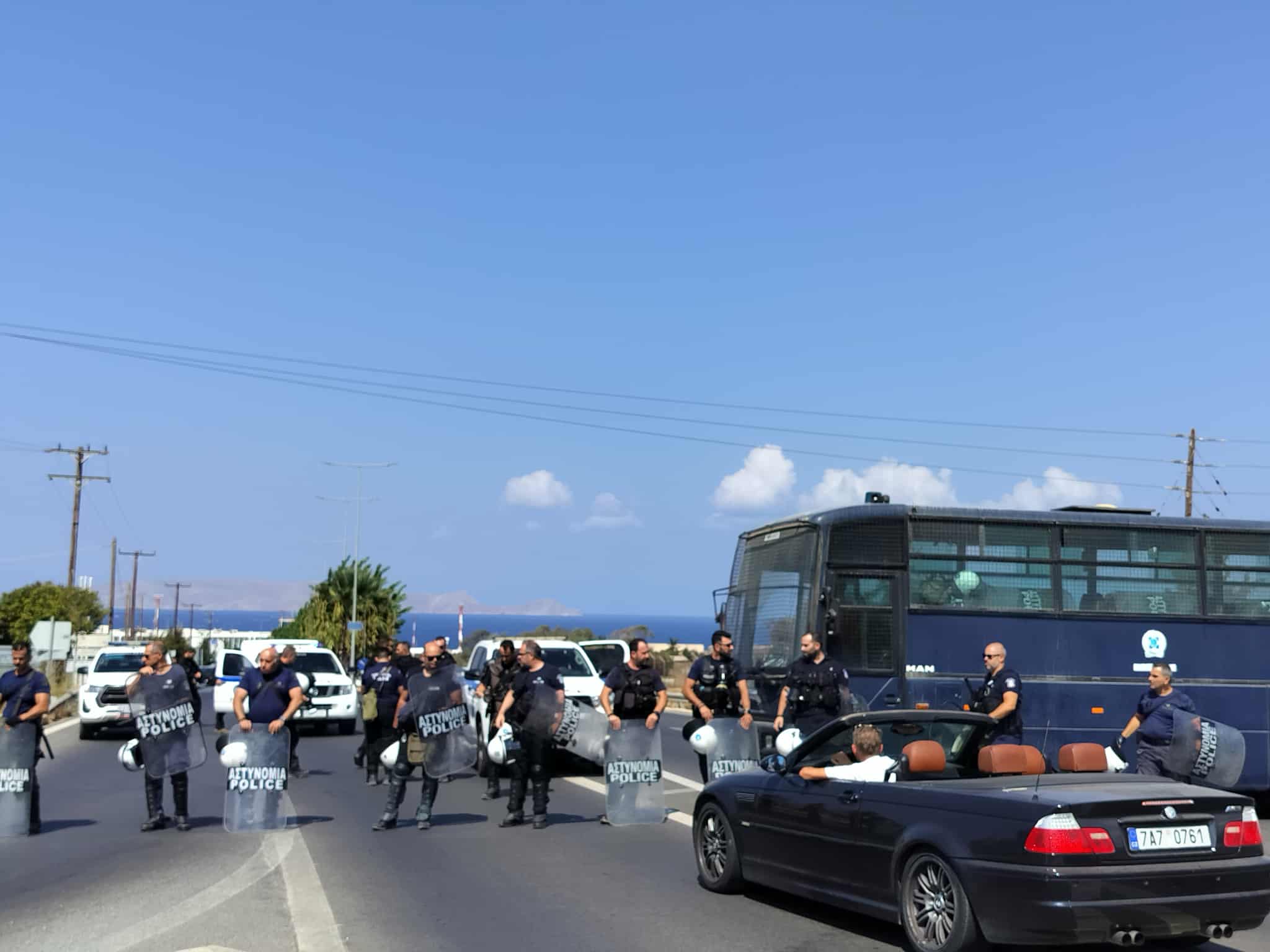 Ηράκλειο: Στον κόμβο του αεροδρομείου Ηρακλείου πηγαίνουν οι αγροτοκτηνοτρόφοι – Άνοιξε ο ΒΟΑΚ στην Παντάνασσα