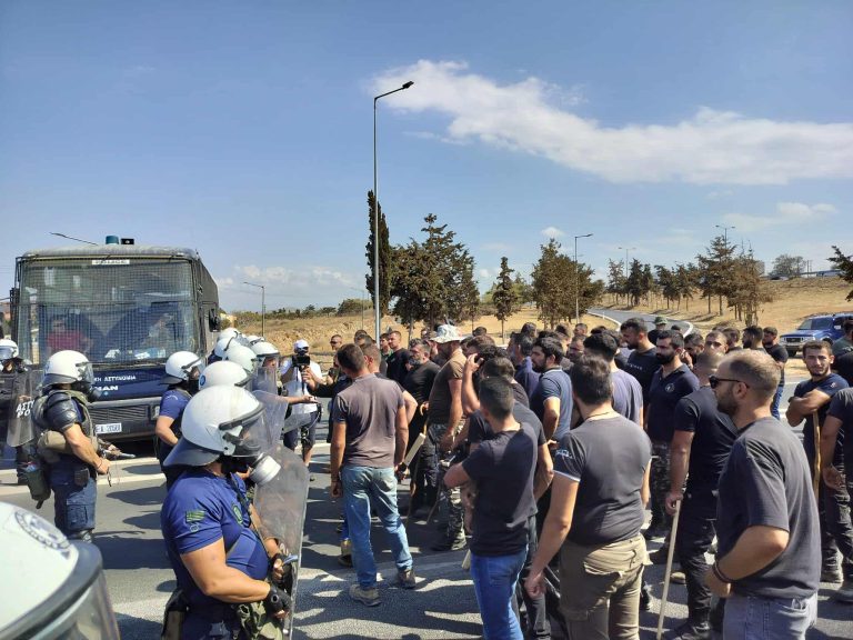 Ηράκλειο: Στον κόμβο του αεροδρομίου Ηρακλείου οι αγροτοκτηνοτρόφοι – «Μπλόκο» από την ΕΛ.ΑΣ. – Άνοιξε ο ΒΟΑΚ στην Παντάνασσα