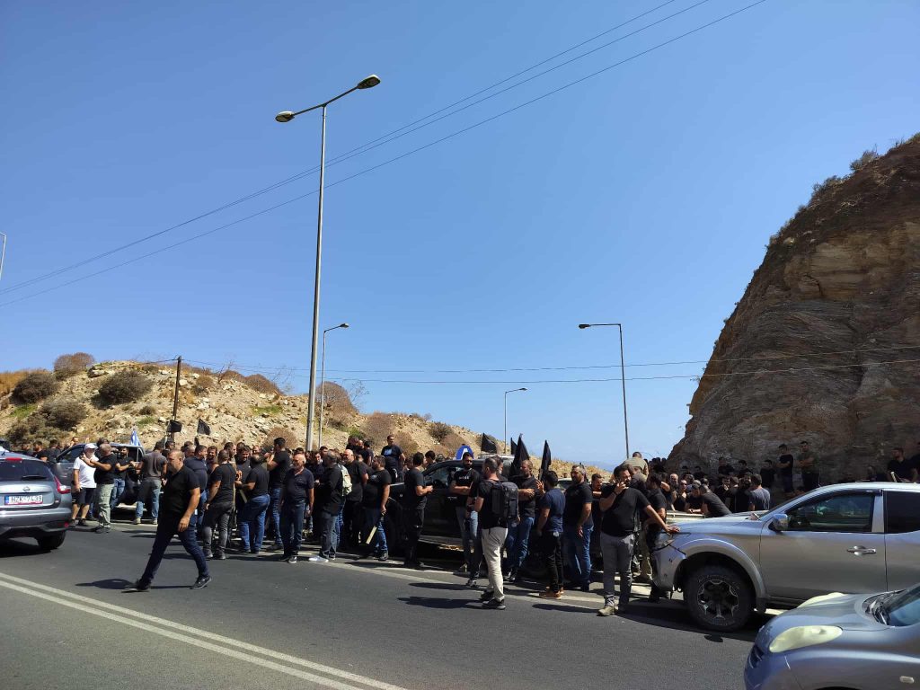 Κρήτη: Έκλεισαν τον ΒΟΑΚ οι αγροτοκτηνοτρόφοι – Διακοπή της κυκλοφορίας των οχημάτων