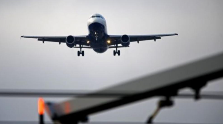 Θεσσαλονίκη: Αναγκαστική προσγείωση αεροσκάφους στο αεροδρόμιο «Μακεδονία» – Επιβάτης επιτέθηκε σε έτερο επιβάτη και συνελήφθη