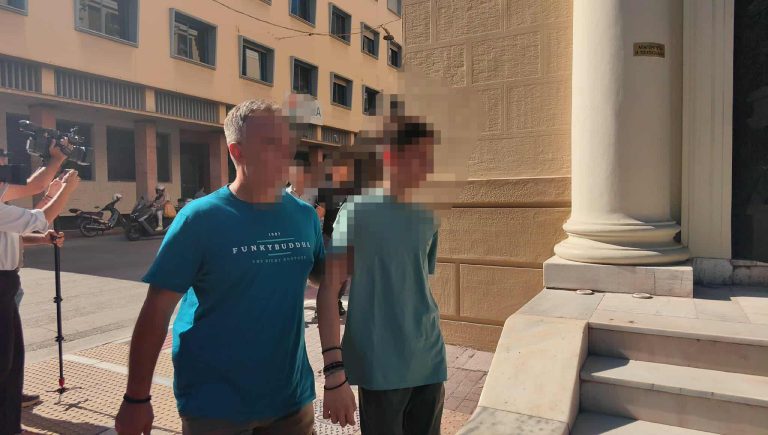 Πάτρα: Προσωρινά ελεύθεροι οι τρεις ανήλικοι μετά τις απολογίες τους για τον άγριο ξυλοδαρμό 16χρονου