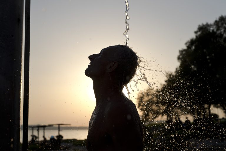 Είναι καλύτερο να κάνουμε ντους το πρωί ή το βράδυ;