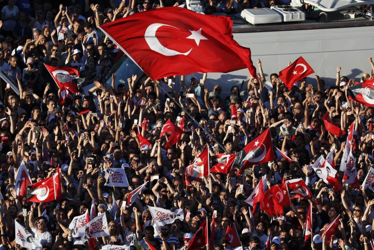 Τουρκία: Σε διαδηλώσεις καλεί τους υποστηρικτές του ο ηγέτης του CHP